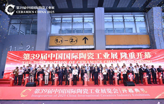 榮譽為階?深耕不輟——能強瓷磚榮膺“中國輕工陶瓷行業(yè)數(shù)字化轉型先進企業(yè)”